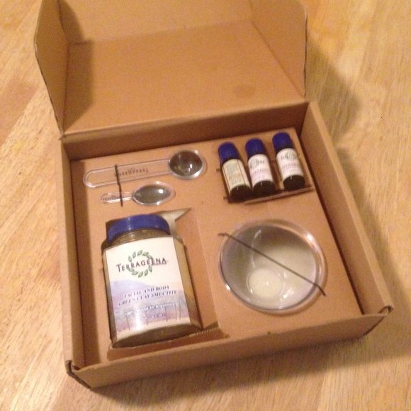 Terrageena Other - TERRAGEENA Green SPA Face & body Complete Clay Kit w/pure essential oil blends